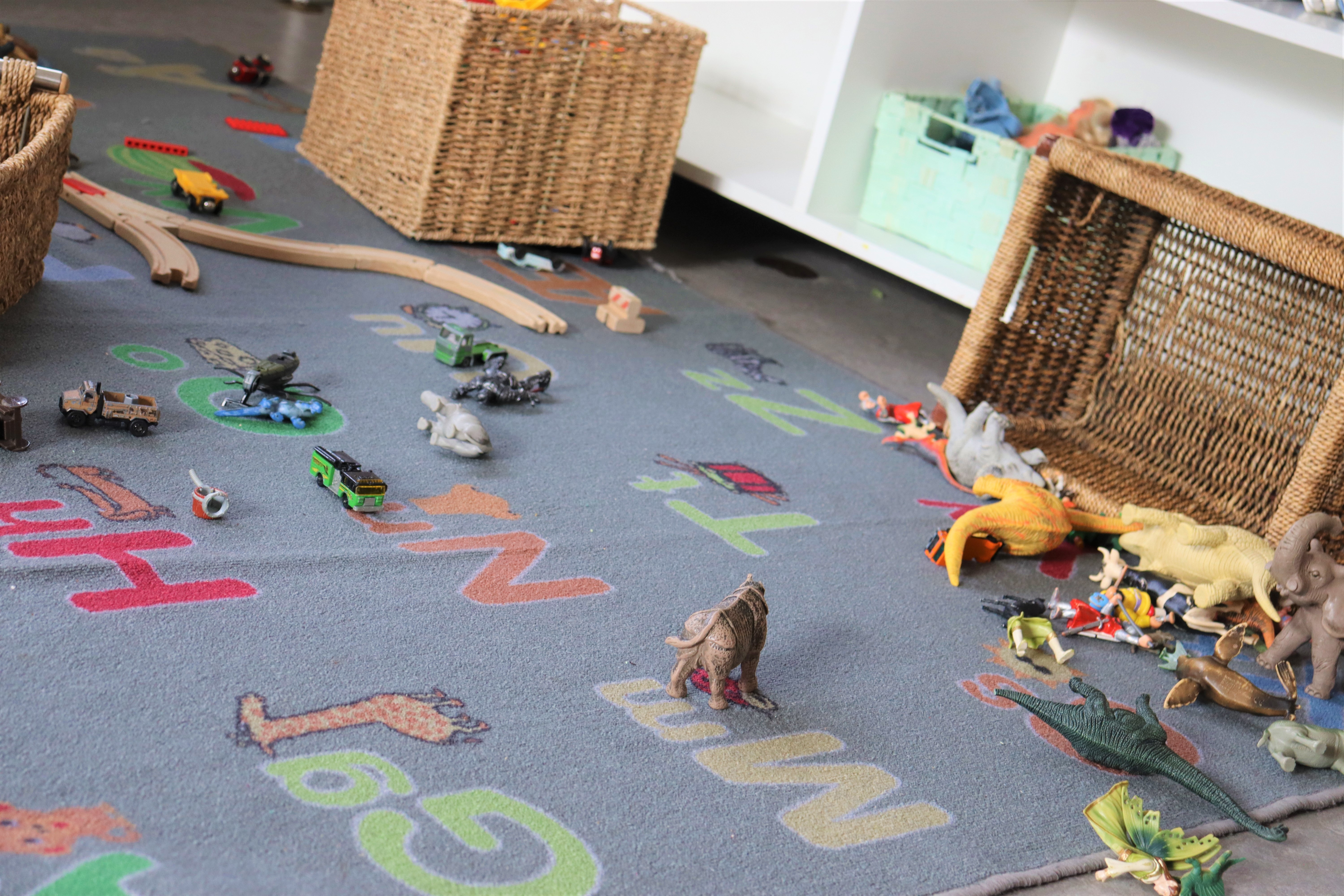 Legetæppe med dinosaurer og andet legetøj
