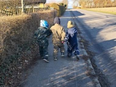 Børn der går på en vej.